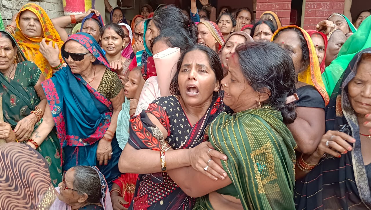 शहीद की अंतिम विदाई में उमड़ा जन सैलाब, पार्थिव देखते ही बेसुध हुईं पत्नी और मां