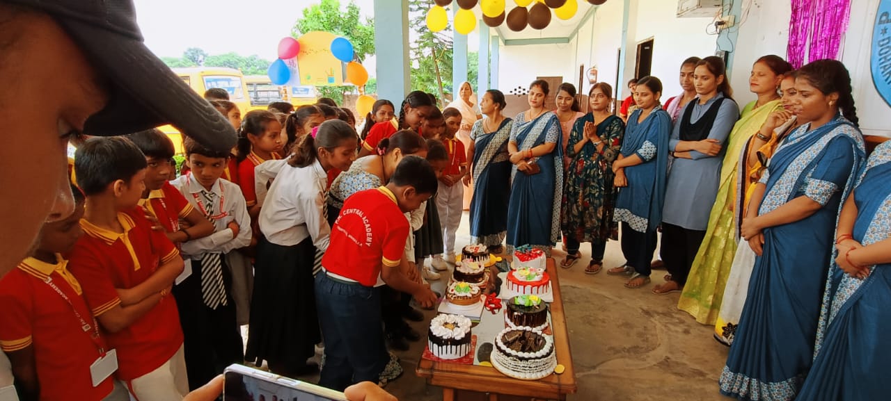 पूर्व राष्ट्रपति डॉ. सर्वपल्ली राधाकृष्णन की जयंती पर गुरूओं का किया सम्मान